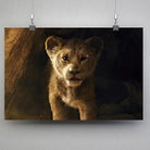 Tableau Décoratif Lion de la Grotte en affiche suspendue par des pinces sur un mur gris