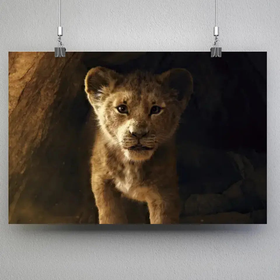 Tableau Décoratif Lion de la Grotte en affiche suspendue par des pinces sur un mur gris