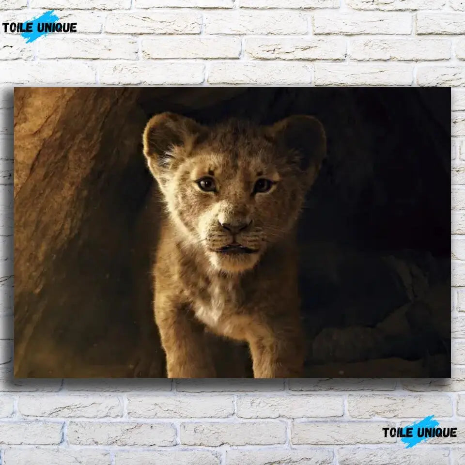 Tableau Décoratif Lion de la Grotte sur toile, vue de face sur un mur de briques blanches