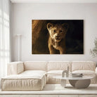 Tableau Décoratif Lion de la Grotte sur toile, accrochée dans un salon lumineux au-dessus d'un canapé beige