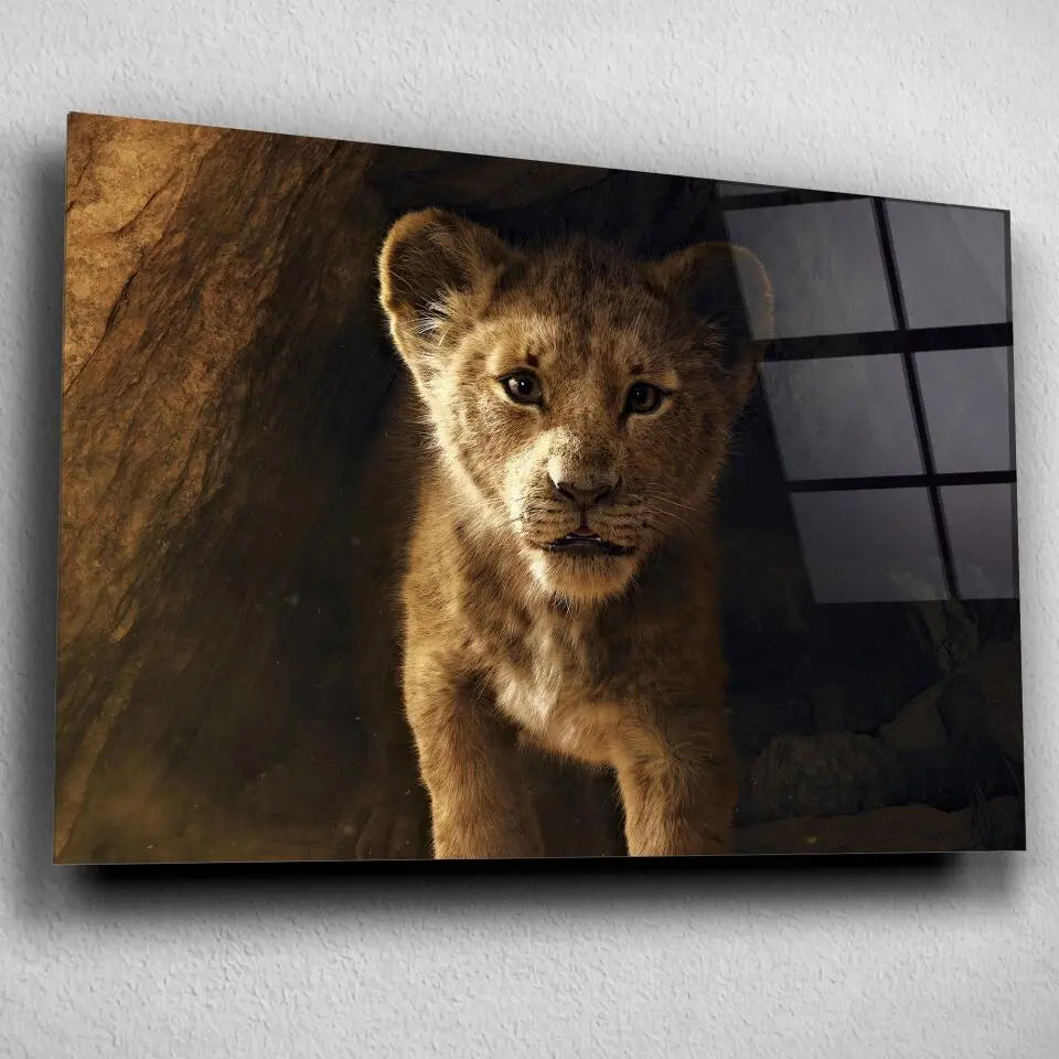 Tableau Décoratif Lion de la Grotte en verre acrylique, vue inclinée sur un mur gris clair