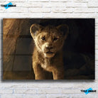 Tableau Décoratif Lion de la Grotte en verre acrylique, vue de face sur un mur de briques blanches