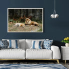 Tableau Décoratif Lions couchés en affiche encadrée dans un salon bleu nuit au-dessus d'un canapé blanc