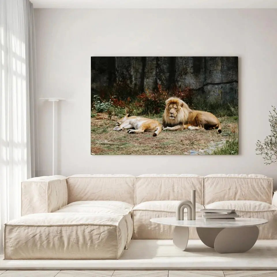 Tableau Décoratif Lions couchés sur toile, accrochée dans un salon lumineux au-dessus d'un canapé beige