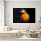 Tableau Décoratif Perroquet Tropical en verre acrylique, accroché dans un salon lumineux au-dessus d'un canapé beige