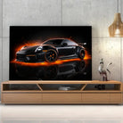 Tableau Décoratif Porsche 911 Black sur toile, posée sur un meuble TV en bois devant un mur en béton