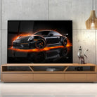 Tableau Décoratif Porsche 911 Black en verre acrylique, posé sur un meuble TV en bois devant un mur en béton