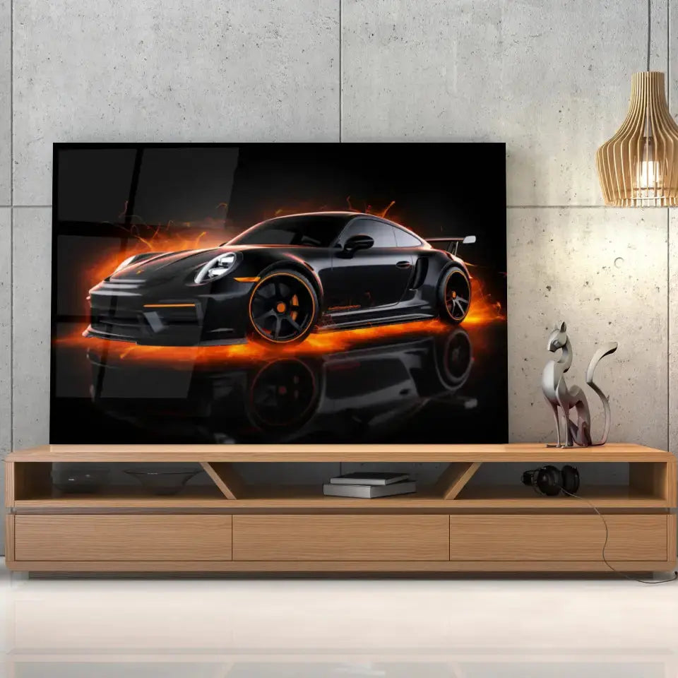 Tableau Décoratif Porsche 911 Black en verre acrylique, posé sur un meuble TV en bois devant un mur en béton