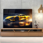 Tableau Décoratif Supercar Mc Claren en verre acrylique, posé sur un meuble TV en bois devant un mur en béton