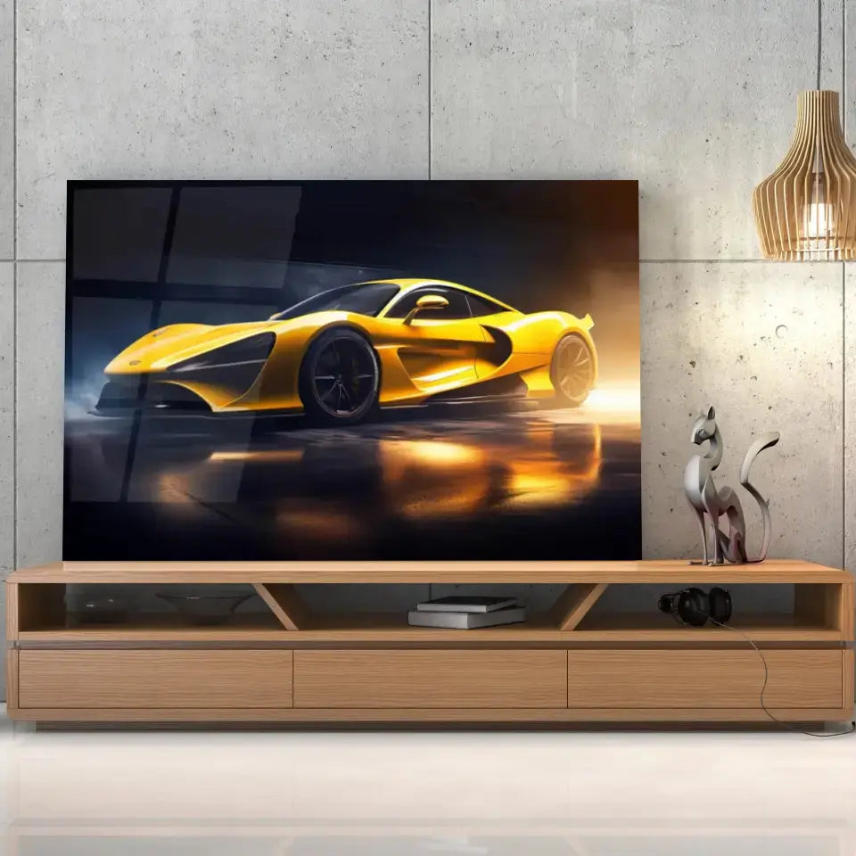Tableau Décoratif Supercar Mc Claren en verre acrylique, posé sur un meuble TV en bois devant un mur en béton