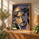 Tableau Décoratif Tupac Shakur 2Pac en affiche encadrée bois sur un buffet