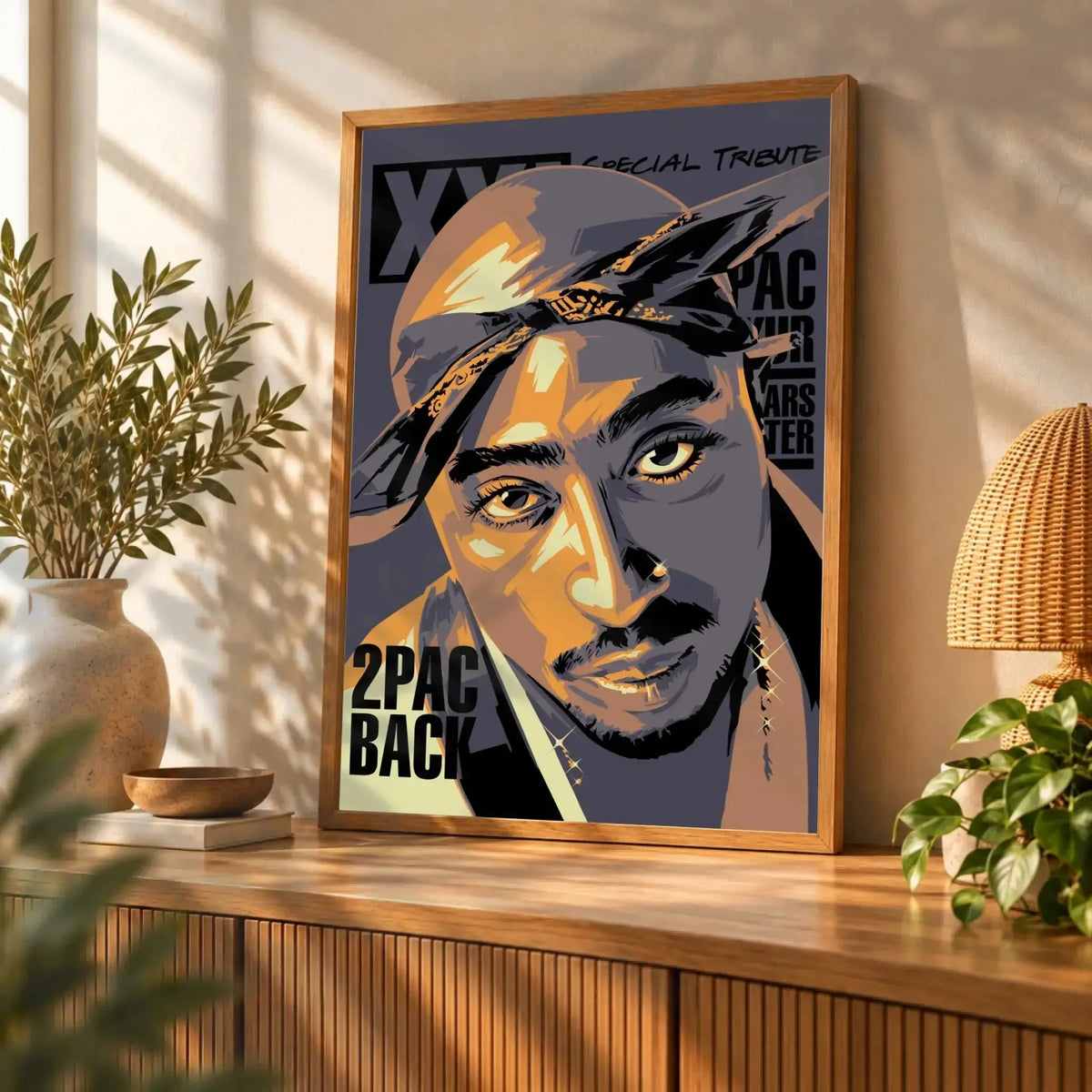 Tableau Décoratif Tupac Shakur 2Pac en affiche encadrée bois sur un buffet