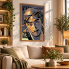 Tableau Décoratif Tupac Shakur 2Pac en affiche encadrée bois dans un salon