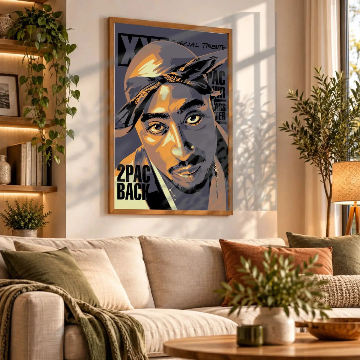 Tableau Décoratif Tupac Shakur 2Pac en affiche encadrée bois dans un salon