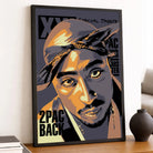 Tableau Décoratif Tupac Shakur 2Pac en affiche encadrée noire sur une étagère