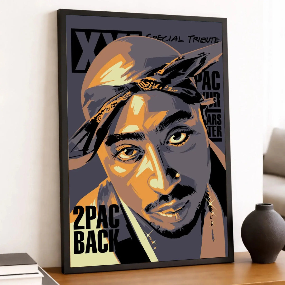 Tableau Décoratif Tupac Shakur 2Pac en affiche encadrée noire sur une étagère
