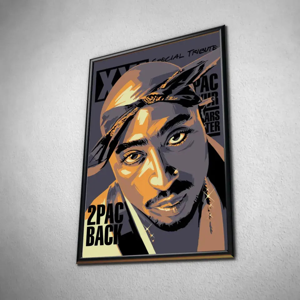 Tableau Décoratif Tupac Shakur 2Pac en affiche encadrée noire, vue inclinée sur un mur gris