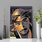 Tableau Décoratif Tupac Shakur 2Pac en affiche posée sur une étagère avec des vases