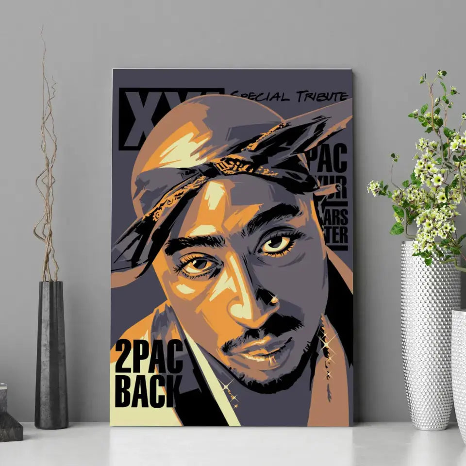 Tableau Décoratif Tupac Shakur 2Pac en affiche posée sur une étagère avec des vases