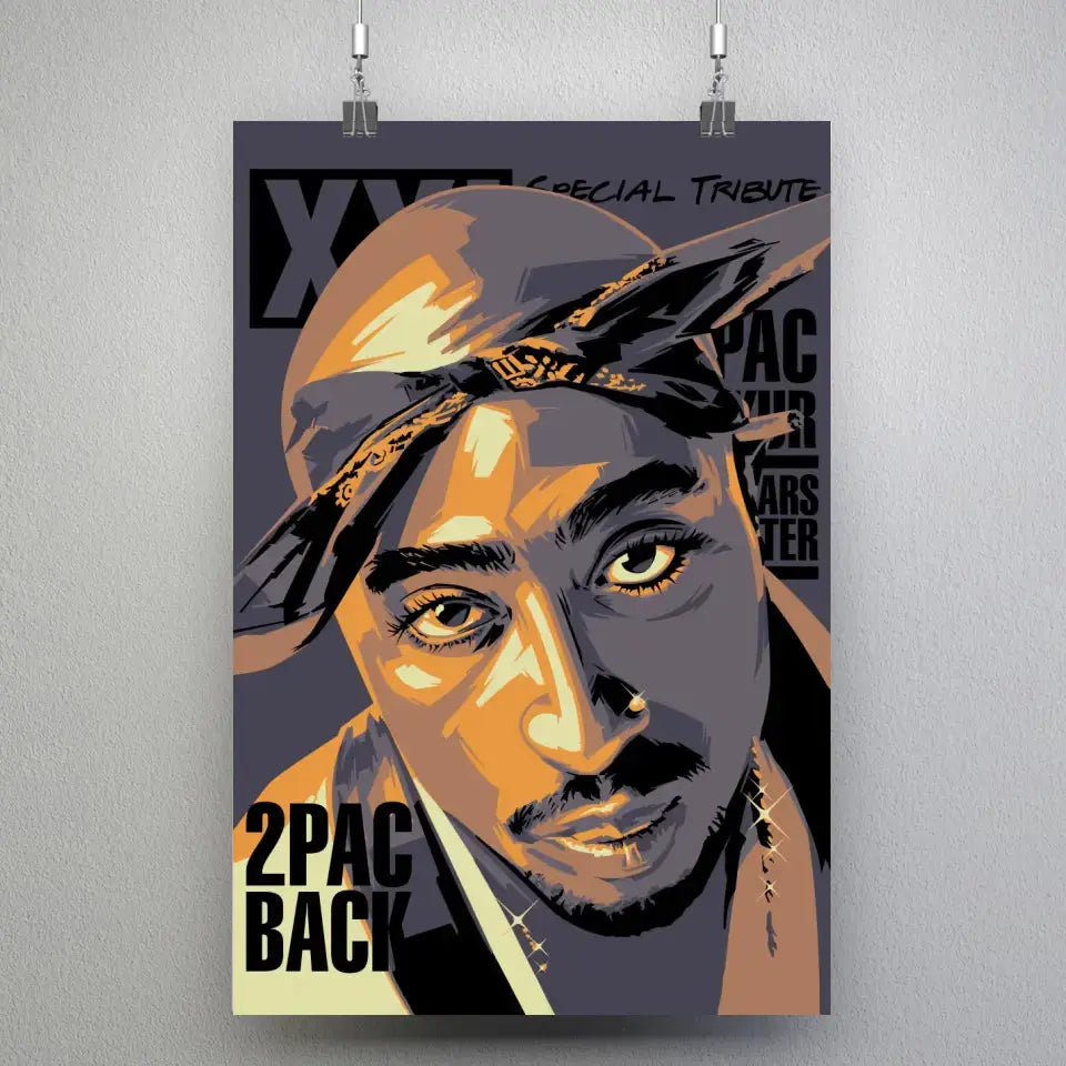 Tableau Décoratif Tupac Shakur 2Pac en affiche suspendue par des pinces sur un mur gris