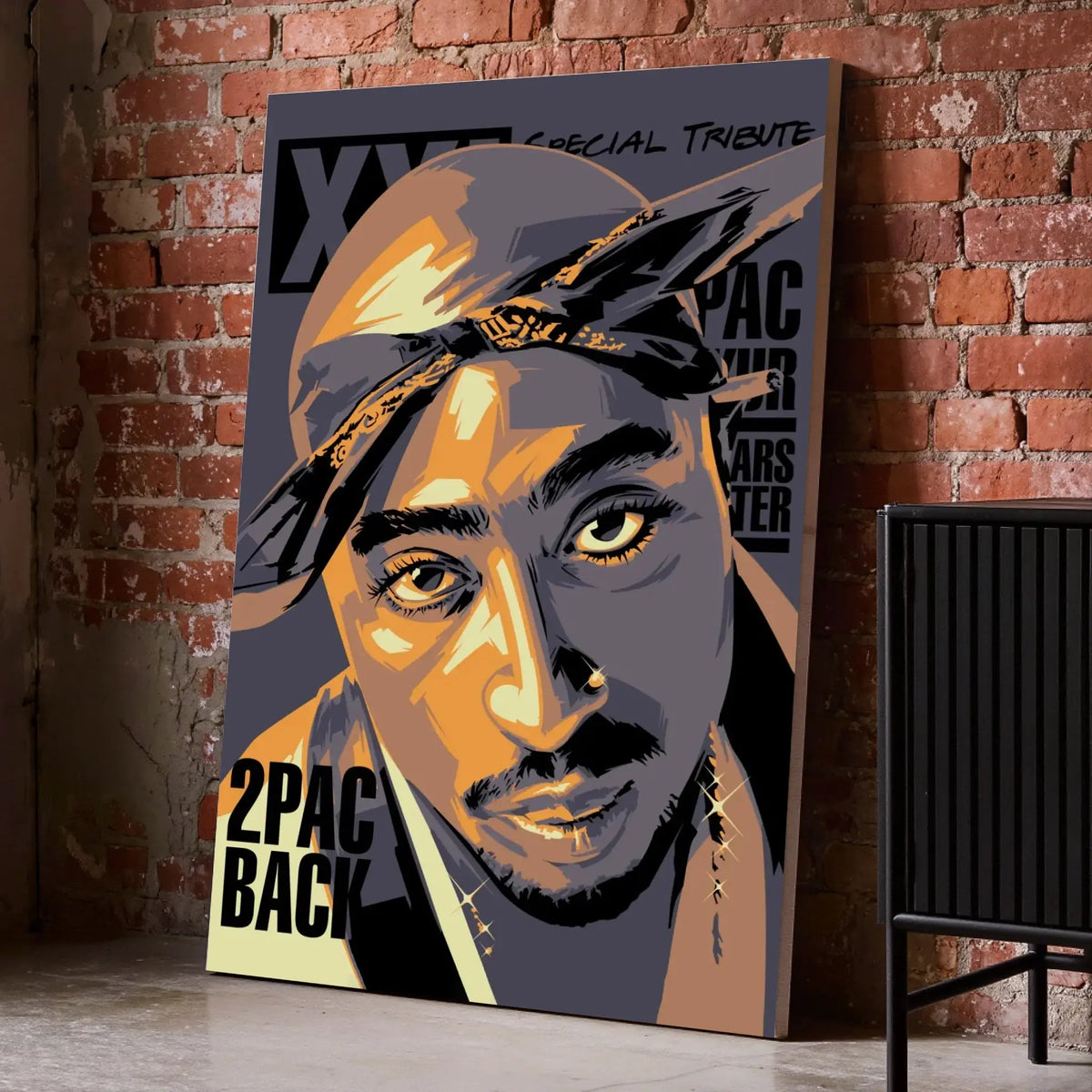 Tableau Décoratif Tupac Shakur 2Pac sur toile, posé au sol contre un mur de briques rouges