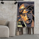 Tableau Décoratif Tupac Shakur 2Pac sur toile, posé sur des tabourets devant un mur de briques