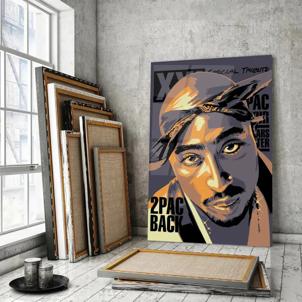 Tableau Décoratif Tupac Shakur 2Pac en verre acrylique, posé devant des cadres empilés