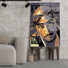Tableau Décoratif Tupac Shakur 2Pac en verre acrylique, posé sur des tabourets devant un mur de briques