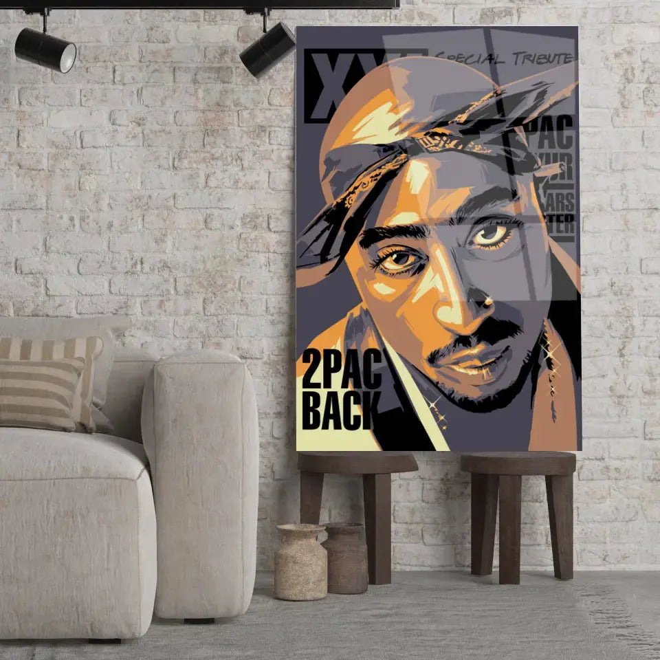 Tableau Décoratif Tupac Shakur 2Pac en verre acrylique, posé sur des tabourets devant un mur de briques