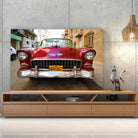 Tableau Décoratif Voiture Chevrolet Cuba sur toile, posée sur un meuble TV en bois devant un mur en béton
