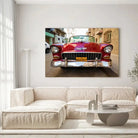 Tableau Décoratif Voiture Chevrolet Cuba sur toile, accrochée dans un salon lumineux au-dessus d'un canapé beige