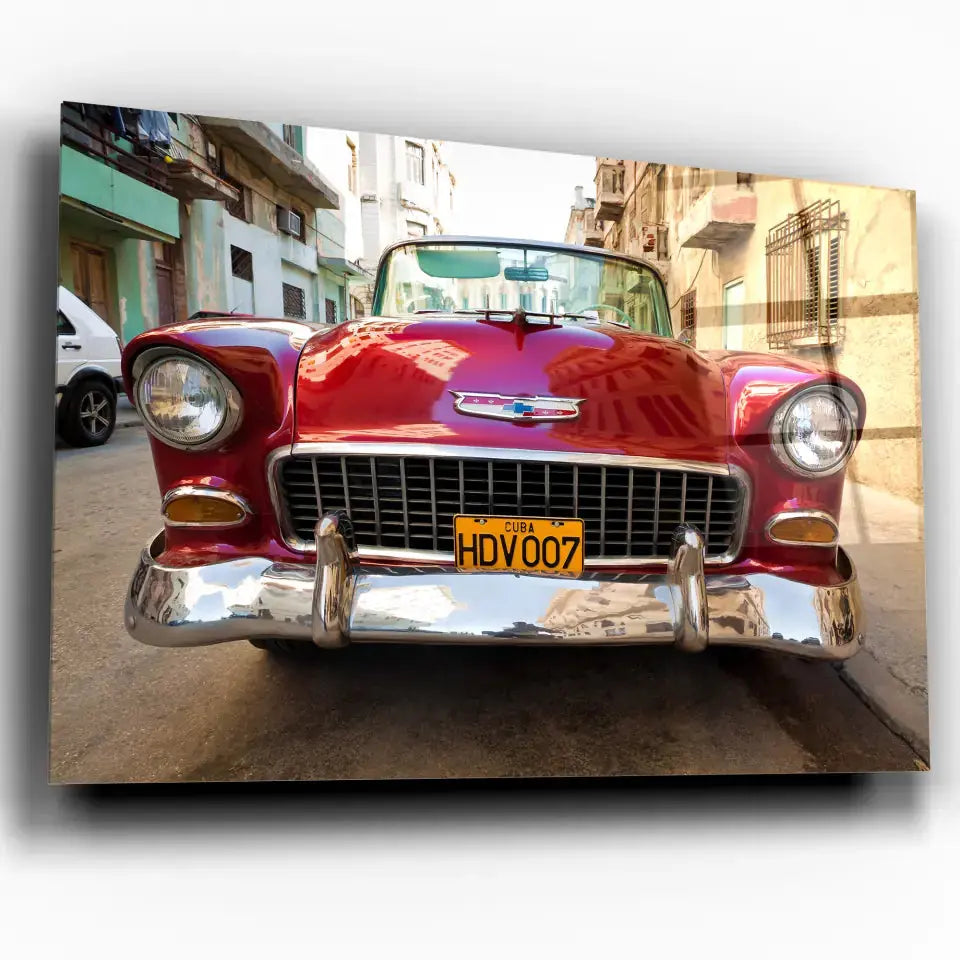 Tableau Décoratif Voiture Chevrolet Cuba en verre acrylique, vue inclinée sur fond blanc