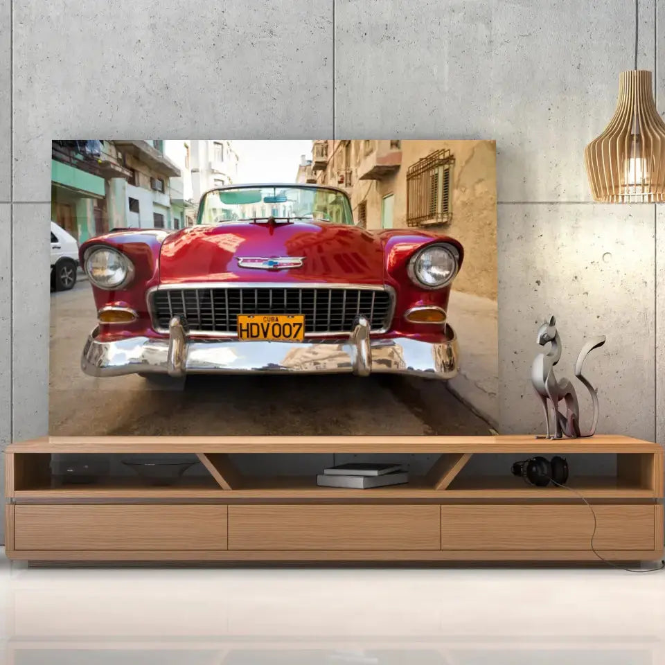 Tableau Décoratif Voiture Chevrolet Cuba en verre acrylique, posé sur un meuble TV en bois devant un mur en béton