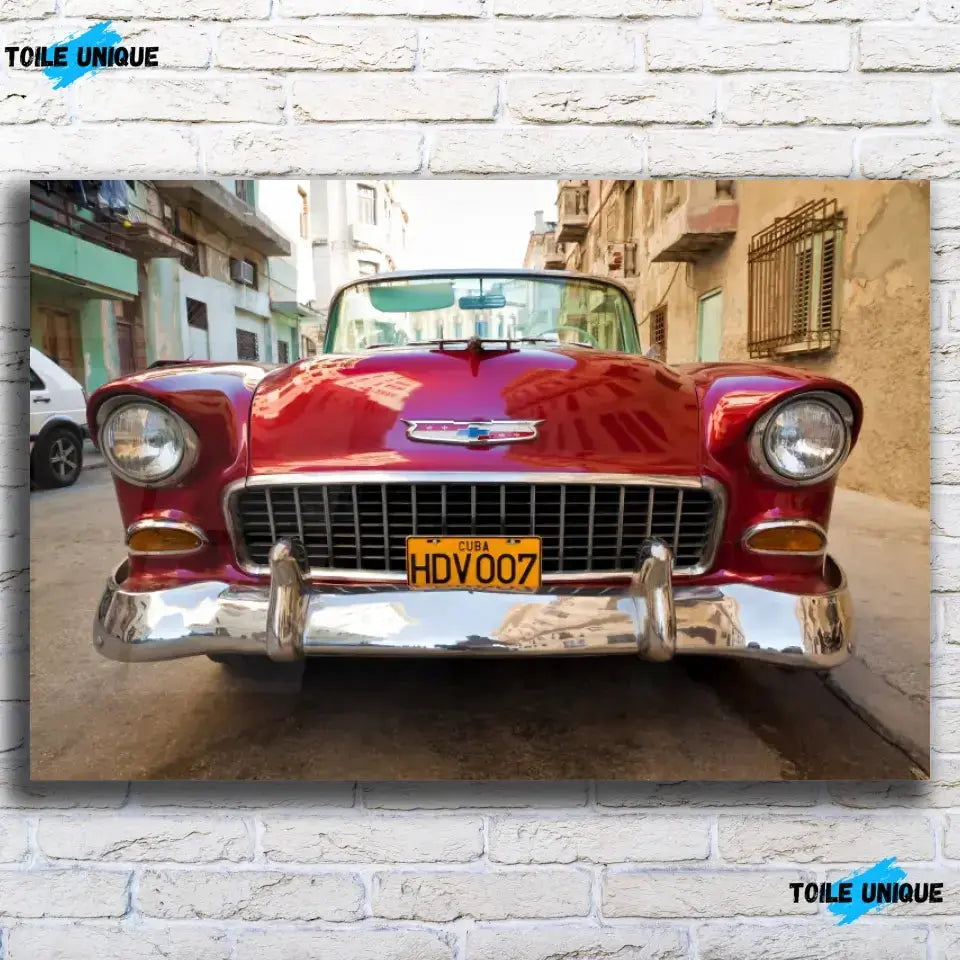 Tableau Décoratif Voiture Chevrolet Cuba en verre acrylique, vue de face sur un mur de briques blanches
