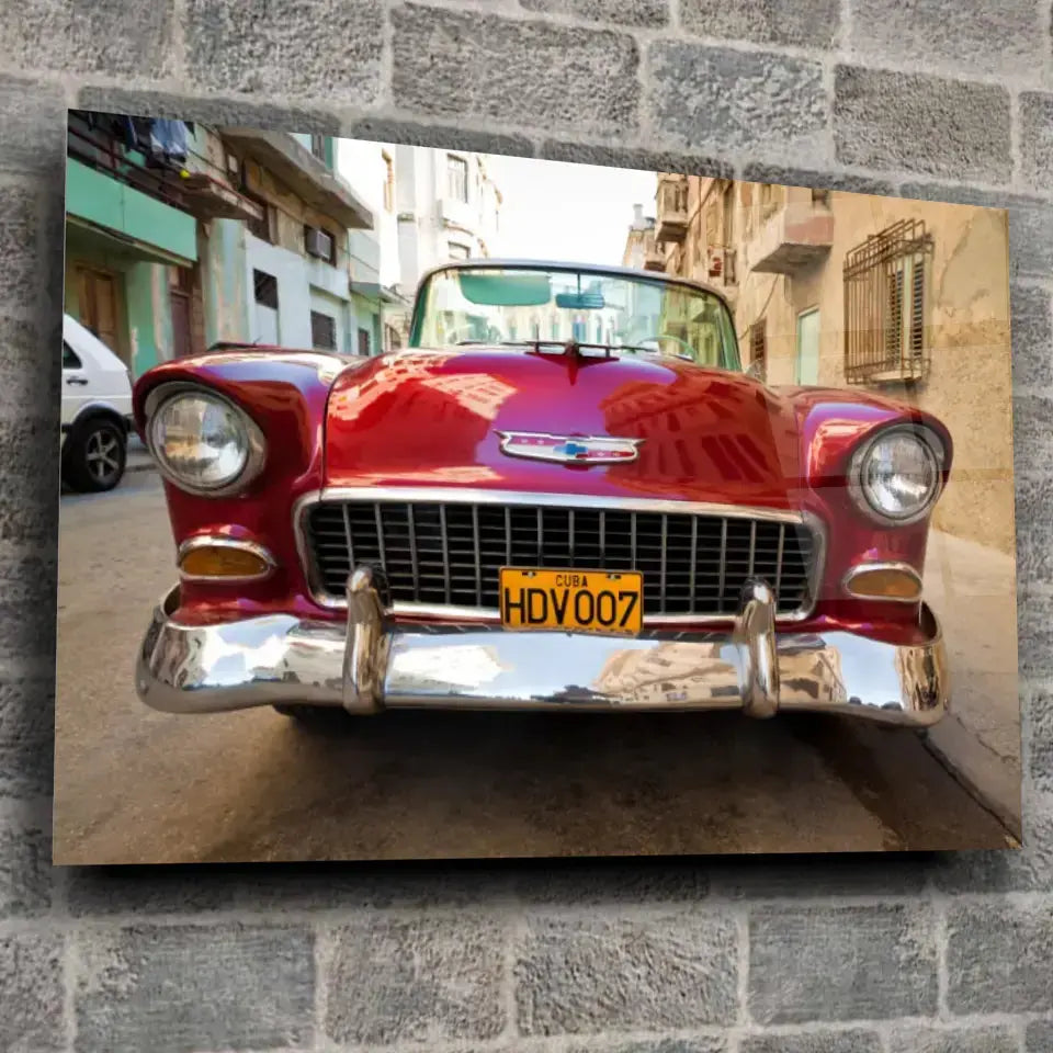 Tableau Décoratif Voiture Chevrolet Cuba en verre acrylique, fixé sur un mur de pierre