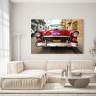 Tableau Décoratif Voiture Chevrolet Cuba en verre acrylique, accroché dans un salon lumineux au-dessus d'un canapé beige