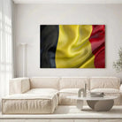 Tableau Drapeau Belgique sur toile, accrochée dans un salon lumineux au-dessus d'un canapé beige