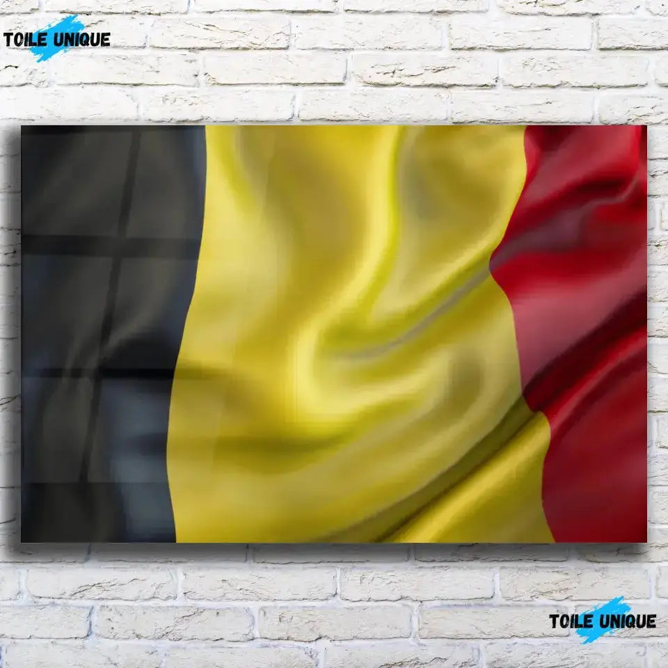 Tableau Drapeau Belgique en verre acrylique, vue de face sur un mur de briques blanches