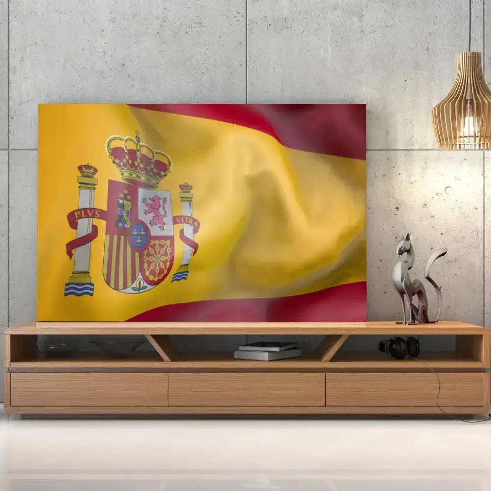 Tableau Drapeau Espagne sur toile, posée sur un meuble TV en bois devant un mur en béton