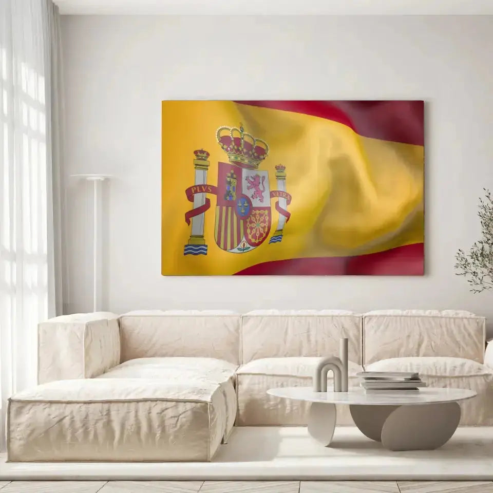 Tableau Drapeau Espagne sur toile, accrochée dans un salon lumineux au-dessus d'un canapé beige