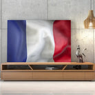 Tableau Drapeau France sur toile, posée sur un meuble TV en bois devant un mur en béton
