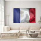Tableau Drapeau France sur toile, accrochée dans un salon lumineux au-dessus d'un canapé beige