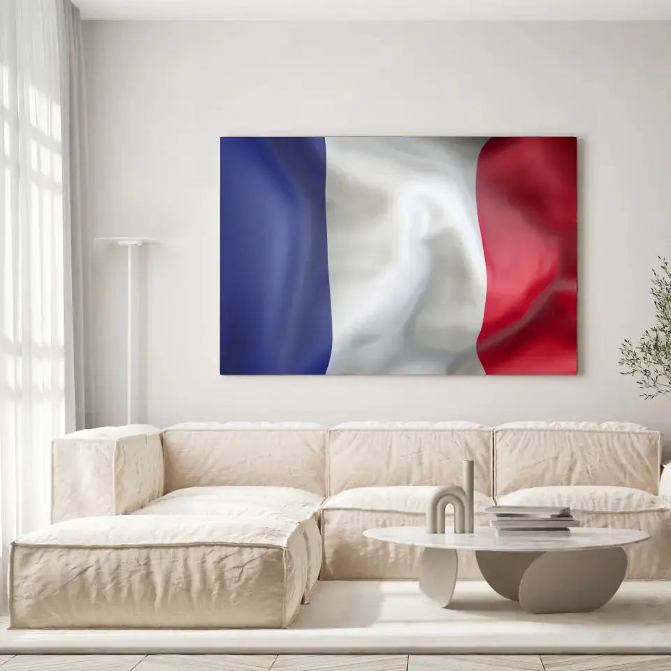 Tableau Drapeau France sur toile, accrochée dans un salon lumineux au-dessus d'un canapé beige