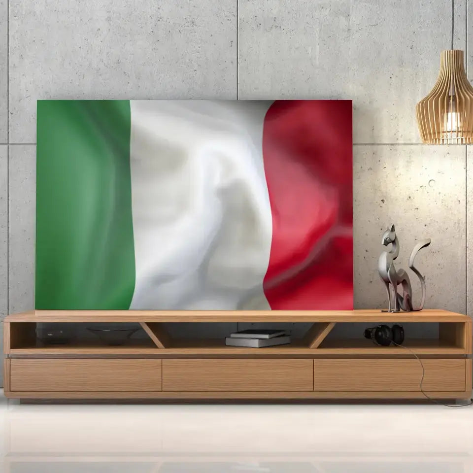 Tableau Drapeau Italie sur toile, posée sur un meuble TV en bois devant un mur en béton