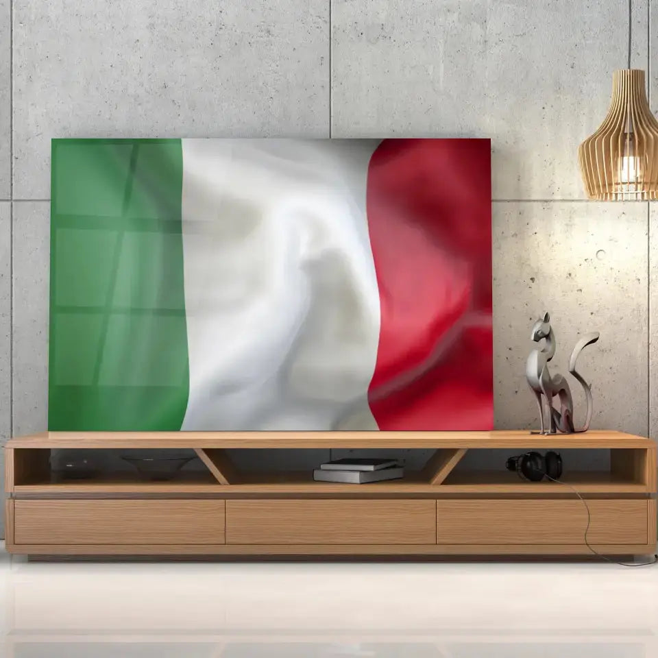 Tableau Drapeau Italie en verre acrylique, posé sur un meuble TV en bois devant un mur en béton