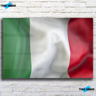 Tableau Drapeau Italie en verre acrylique, vue de face sur un mur de briques blanches