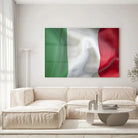 Tableau Drapeau Italie en verre acrylique, accroché dans un salon lumineux au-dessus d'un canapé beige