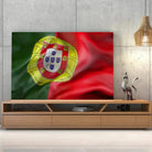 Tableau Drapeau Portugal sur toile, posée sur un meuble TV en bois devant un mur en béton