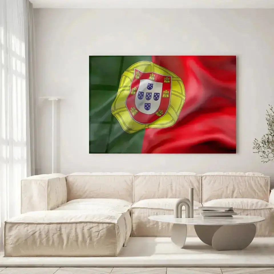 Tableau Drapeau Portugal en verre acrylique, accroché dans un salon lumineux au-dessus d'un canapé beige