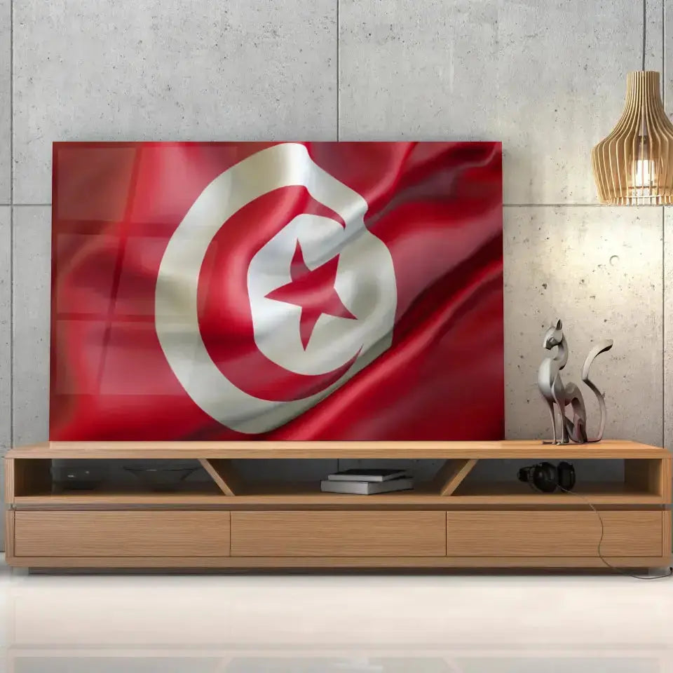 Tableau Drapeau Tunisie en verre acrylique, posé sur un meuble TV en bois devant un mur en béton